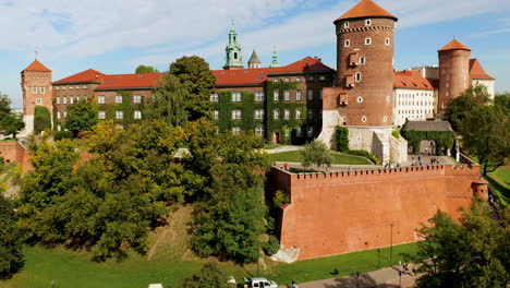 Drohnenaufnahmen-Des-Königsschlosses-Wawel-Mit-Touristen,-Krakau,-Polen