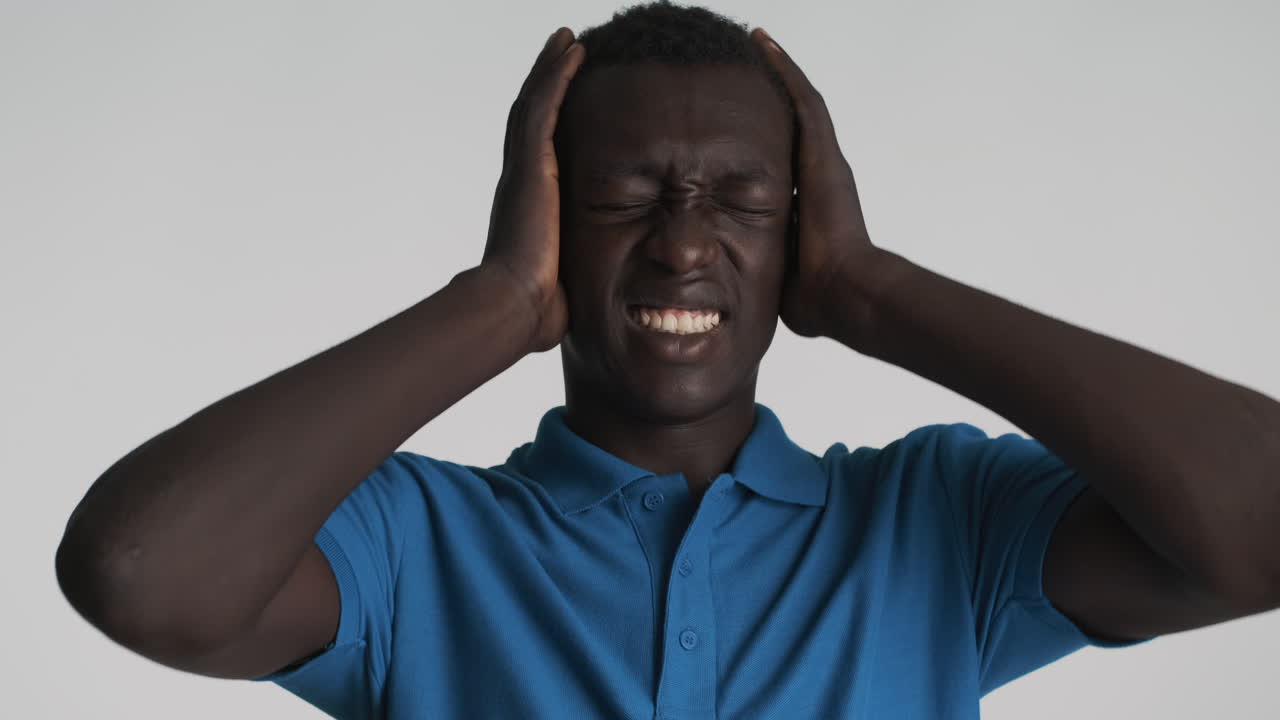 un hombre afroamericano con un fondo gris.