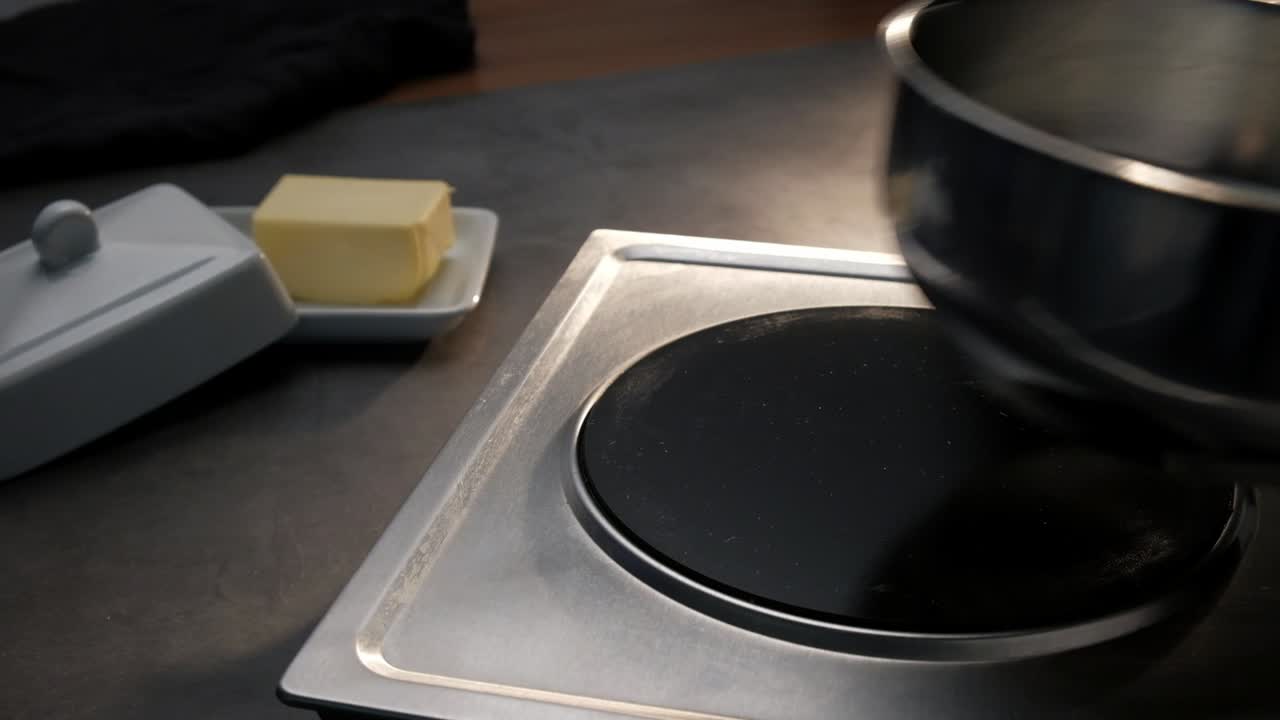 뜨거운 접시에 우유나 크림이 든 팬을 손으로 올려놓기