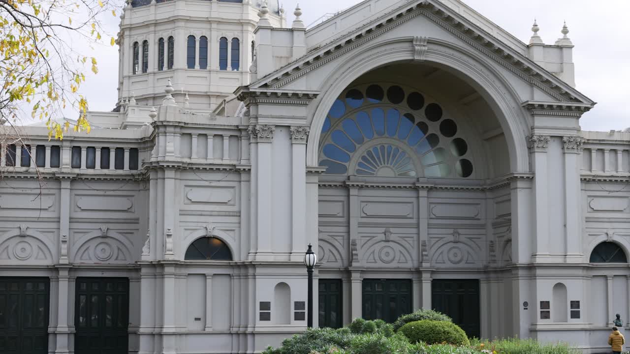 역사적인 건물과 주변의 외관