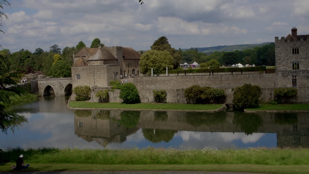 Toma panorámica tranquila en 4K del Castillo de Leeds en un día soleado, Kent, Inglaterra - El castillo más hermoso del mundo