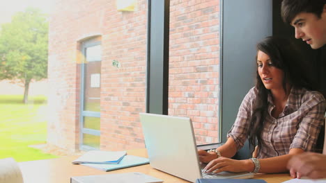 Schüler-Arbeiten-Gemeinsam-An-Einem-Notebook