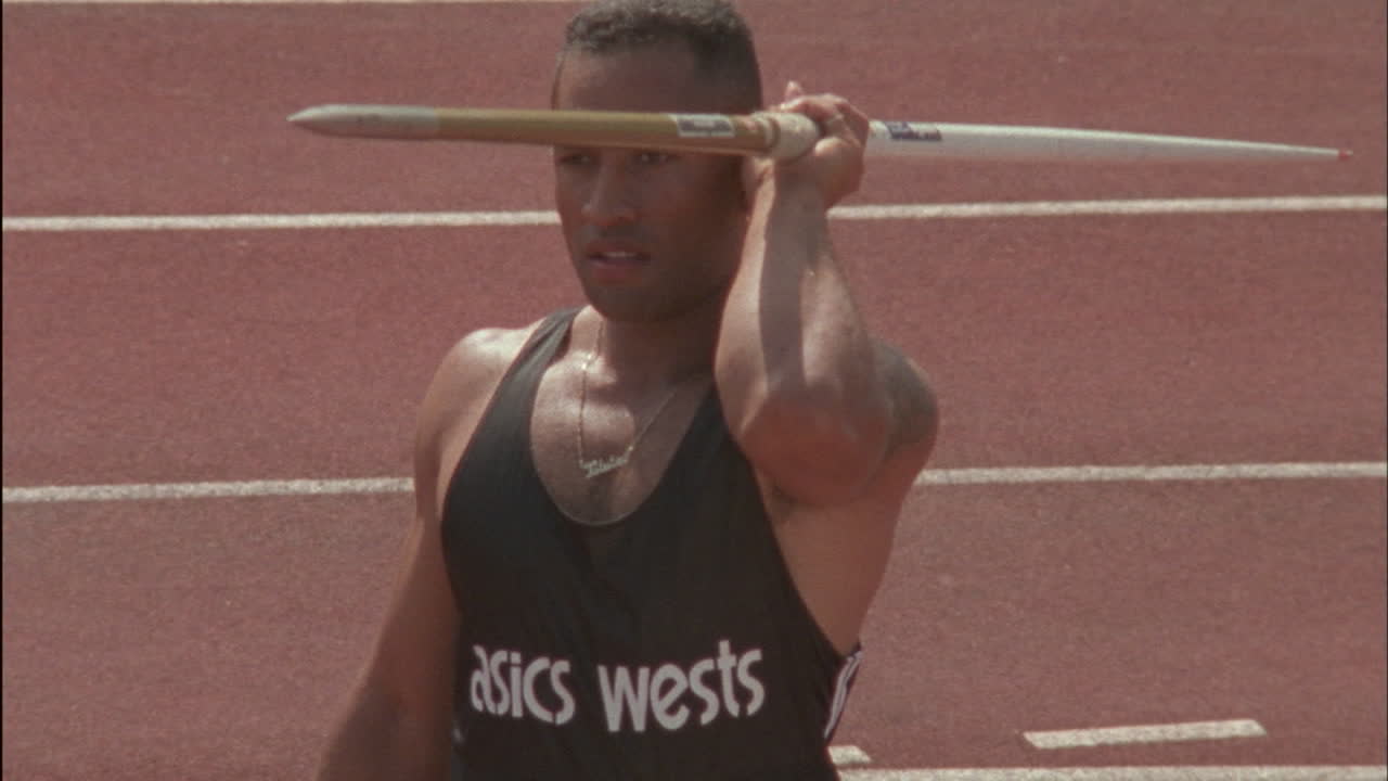 un hombre lanza una jabalina 1