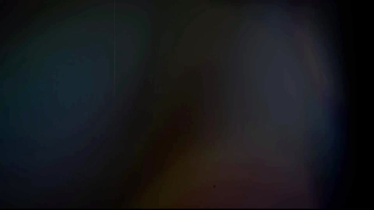 검은 바탕에 현실적인 다채로운 빛의 누출.