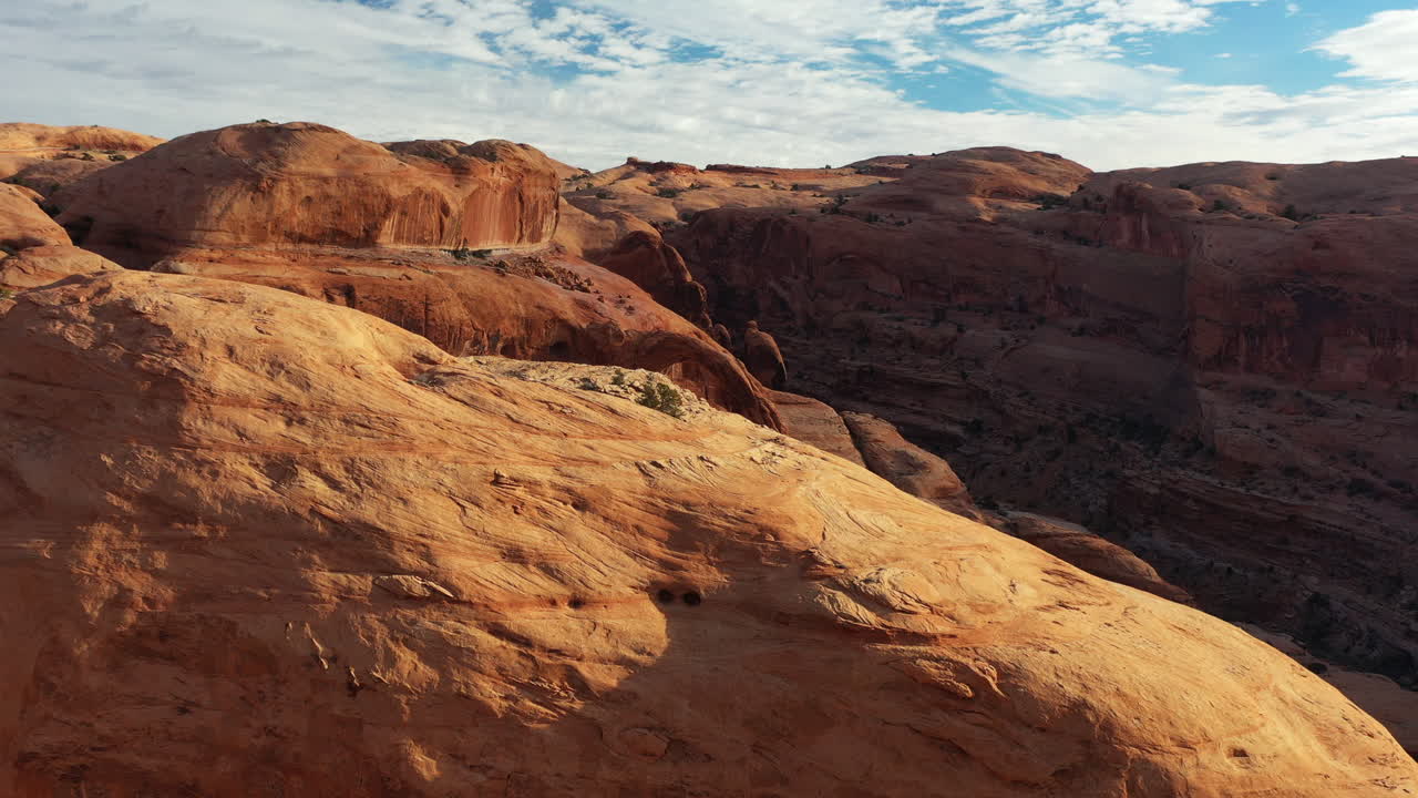 L'iconico Grand Canyon di roccia rossa in America, ripresa aerea con drone in avvicinamento.