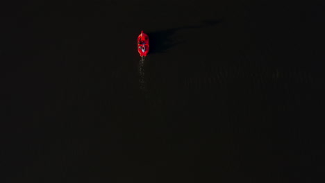 vista de pájaro de un bote de remos rojo