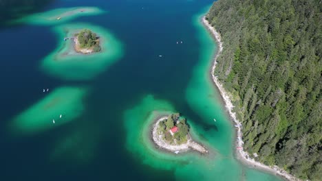 Vacaciones-De-Verano-Ubicación-Exótica-Para-Turistas-Viajeros-Aguas-Claras,-Verdes-Y-Azules-Ambiente-Vívido-Con-Múltiples-Barcos-De-Visitantes-Navegando-Hacia-Pequeñas-Islas-Cerca-De-La-Costa-Vista-De-Pájaro-Celestial