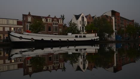 barge de bateau néerlandais amarrée au bord de la rivière