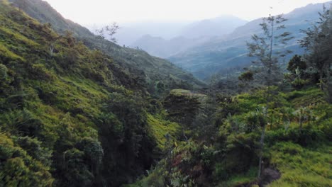 Impresionantes-Imágenes-Aéreas-Tomadas-En-Lo-Alto-De-Las-Montañas-De-Papúa,-Indonesia