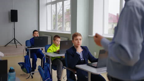 escena del aula con estudiantes y maestros