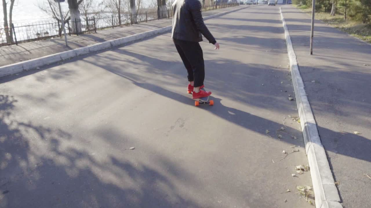 hombre joven monta en su longboard en la ciudad