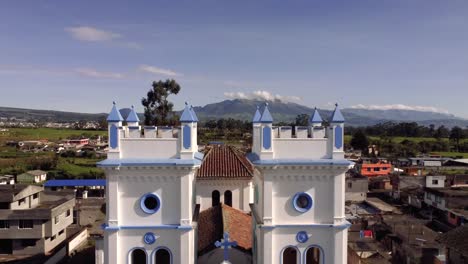 Disparo-De-Dron-De-4k-Con-Movimiento-Panorámico-Desde-Un-Primer-Plano-De-La-Iglesia-De-Tucuso-En-La-Ciudad-De-Machachi,-Pichincha,-Ecuador