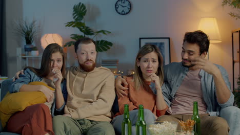 amigos viendo una película triste