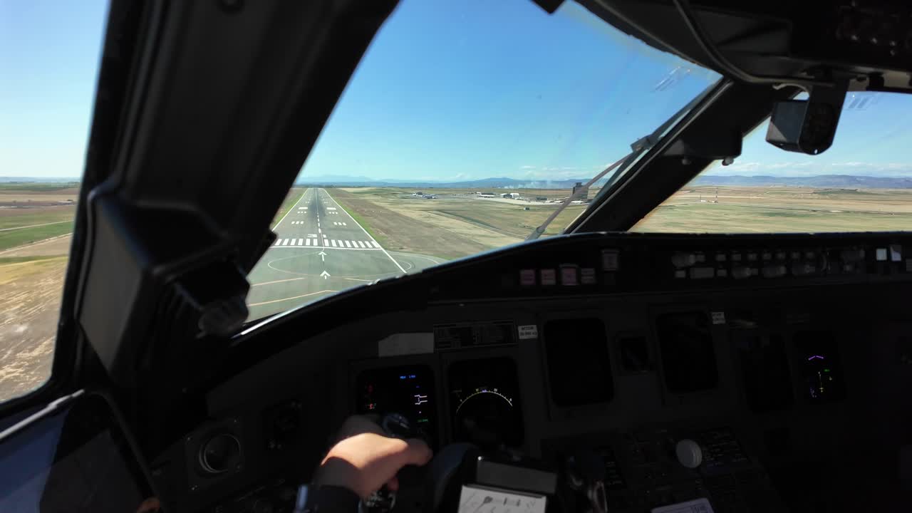 pilot pov inmersivo en tiempo real aterrizando en el aeropuerto de lleida en españa, en un soleado día de verano con un cielo azul sin nubes