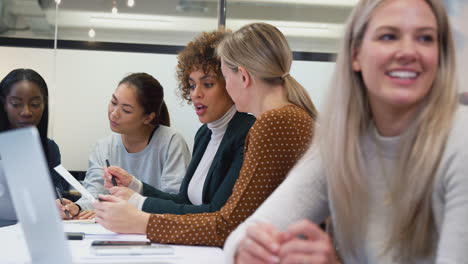 Gruppe-Von-Geschäftsfrauen,-Die-In-Einem-Kreativen-Treffen-Am-Tisch-In-Einem-Modernen-Büro-Zusammenarbeiten