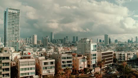 una toma de lapso de tiempo del centro de tel aviv, israel durante el día con nubes pasando