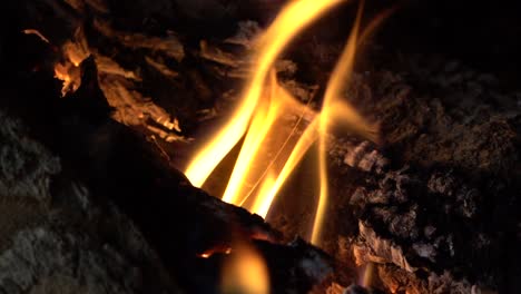 fuego estático a cámara lenta ardiendo en la chimenea