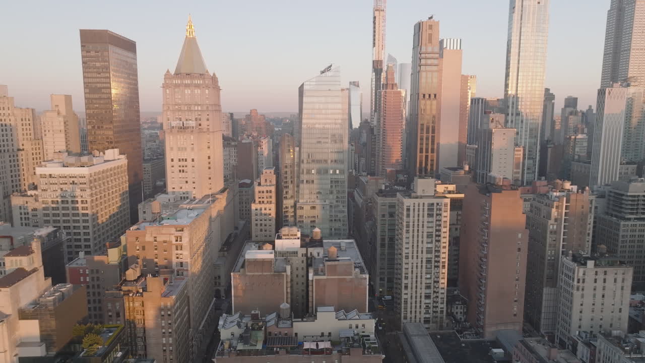 Luftfoto av skyskrapere i Midtown Manhattan. Fotografert ved soloppgang i New York City.