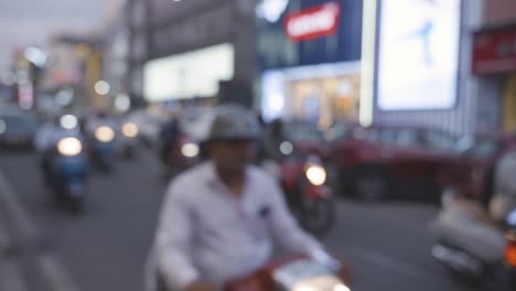 Toma-Desenfocada-De-Una-Calle-Muy-Transitada-Con-Tráfico-En-Bangalore,-India-Al-Atardecer