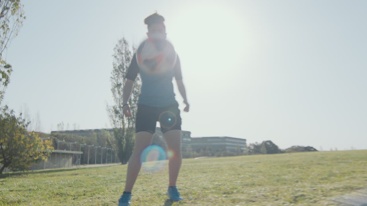 두 명의 어린 소녀가 야외에서 축구 기술을 연습하고 있습니다.