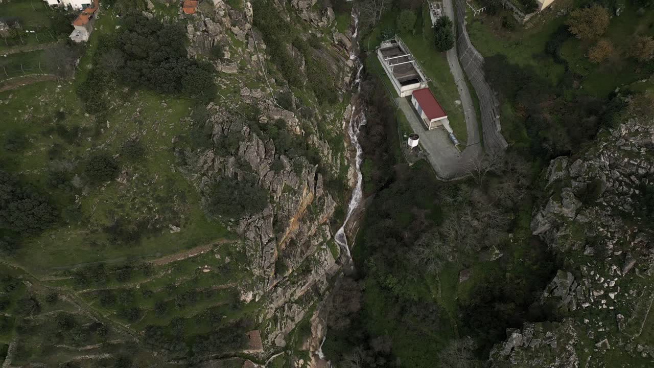 el flujo de un río rural en valdigem, lamego, portugal - aérea