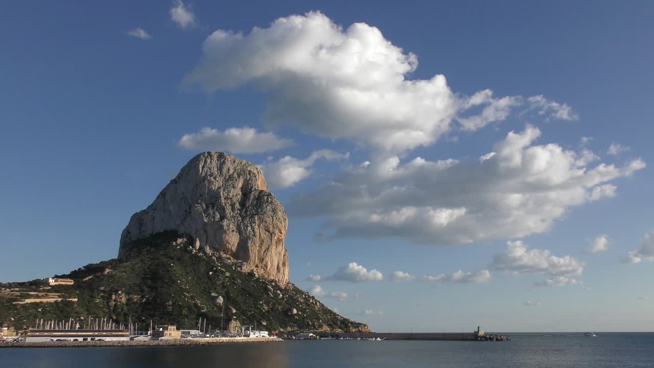 칼페 스페인 페나 드 아이팍(pena de ifac)은 늦은 저녁 겨울 햇살에 선착장과 낚시 항구가 있습니다.