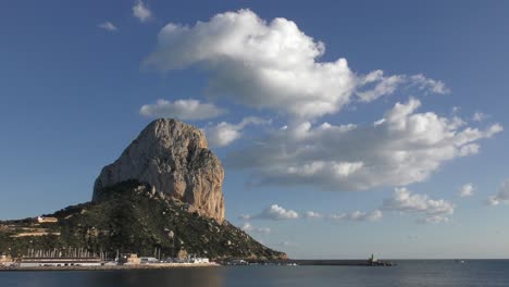 Calpe-España-Peña-De-Ifac-Al-Atardecer-Sol-De-Invierno-Con-El-Puerto-Deportivo-Y-Pesquero