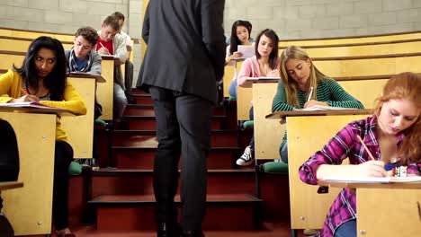 profesor supervisando un examen en la sala de conferencias