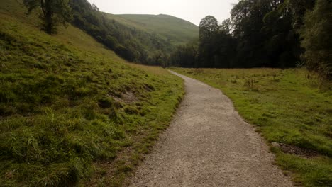 Camino-De-Grava-Mirando-Hacia-El-Paseo-Dovedale-Hacia-El-Paseo-Dove-Dale,-La-última-Parte-De-La-Pradera