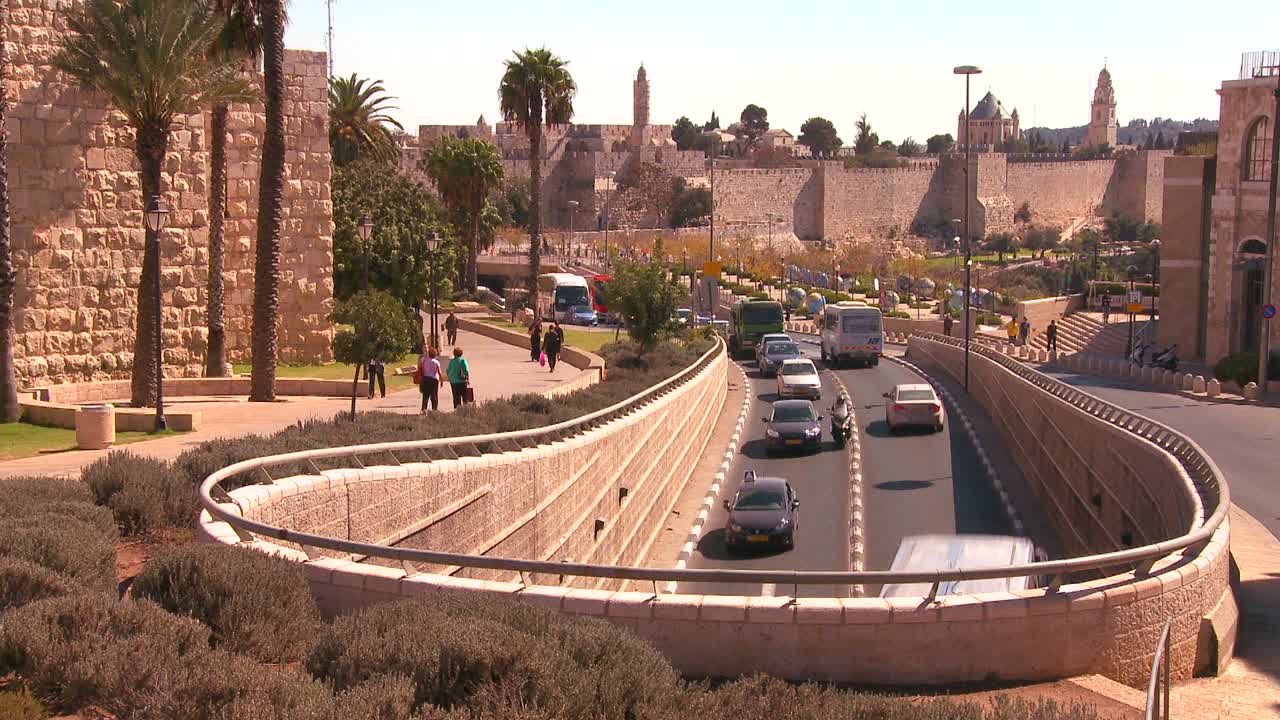 예루살렘 이스라엘의 옛 성벽 근처 교통 이동