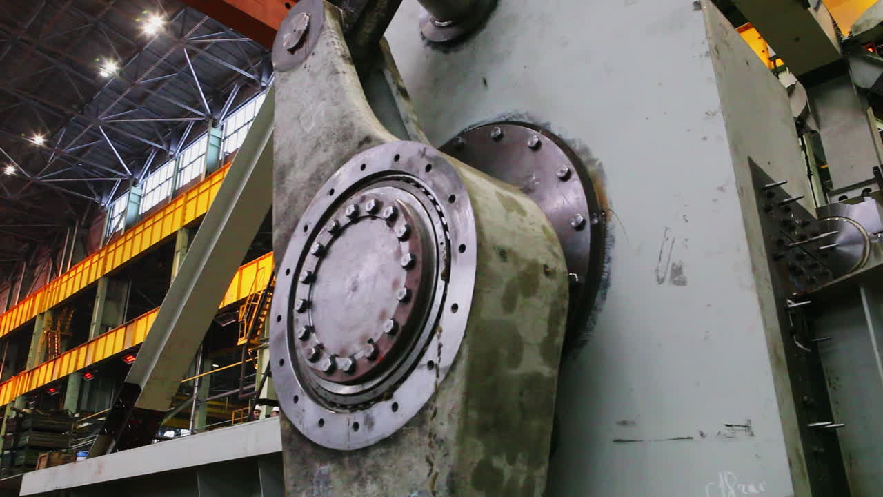 공장에서의 대형 산업 기계 부품