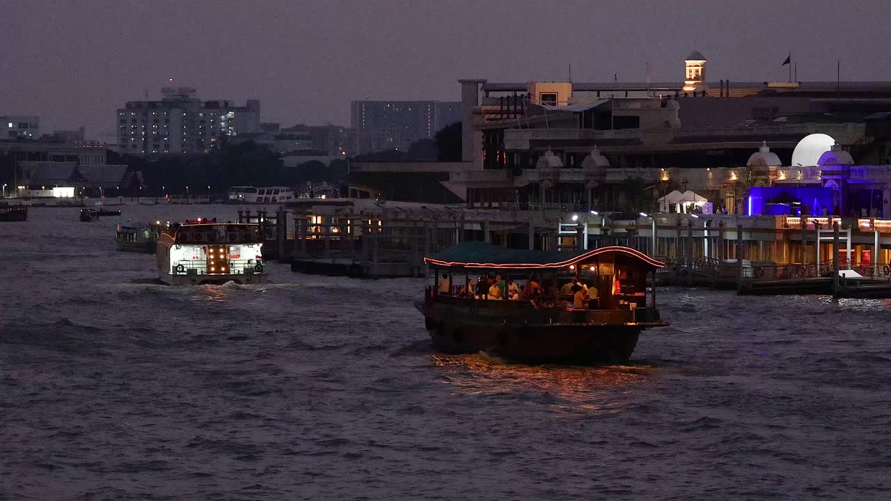 방의 차오프라야 강에서 불빛으로 조명된 보트