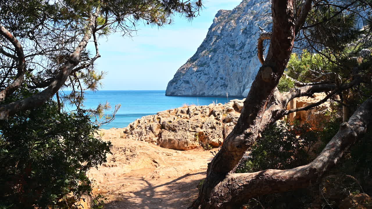 Paesaggio costiero con scogliere, rocce e acque turchesi