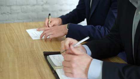 manos de los hombres sobre la mesa