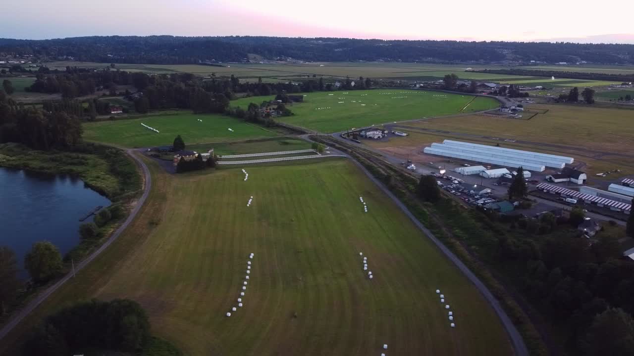 drone volando sobre tierras de cultivo en el valle de snohomish, washington