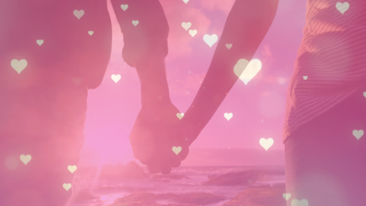 해변에서 두 인종의 부부 위에 심장 아이콘의 애니메이션