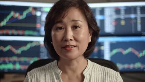 financial expert discusses trading strategies and market insights while seated in her home office. she emphasizes key techniques for decision making and risk management.