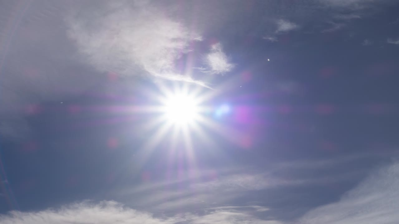 하늘의 푸른 하늘, 색의 시러스 구름, 하늘의 타임스, 밝고 고 은 여름, 빛, 선, 렌즈, 화염, 아름다움, 빛, 태양 별, 4k 해상도, 하늘, 광명, 광활한 자연 배경.