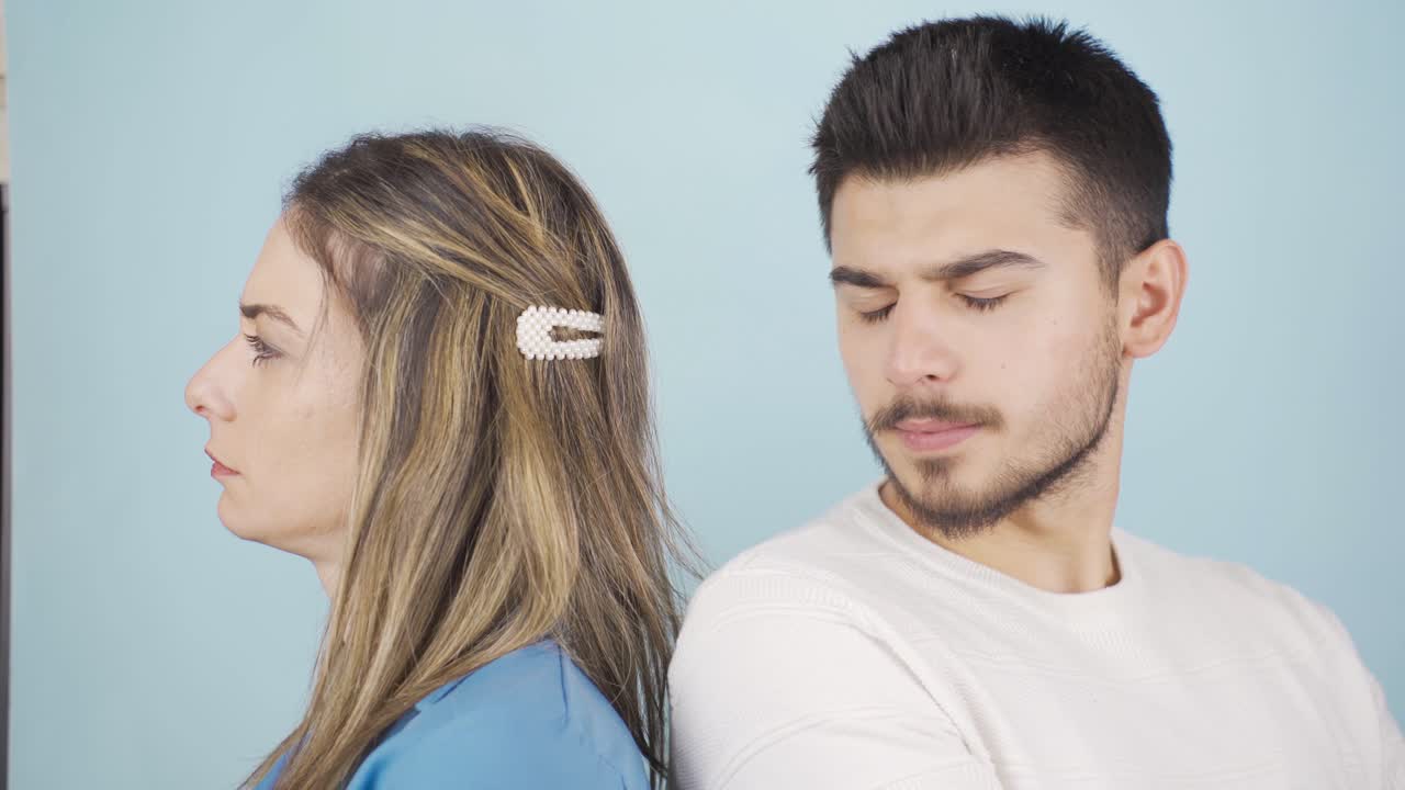 젊은 부부는 화를 내고 서로 말하지 않습니다.