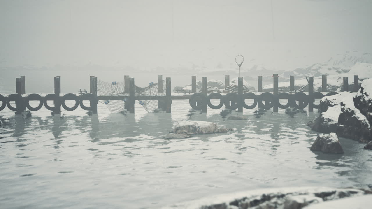 안개가 가득한 겨울 항구