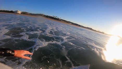 surfista en la ola del océano azul obteniendo un barril épico