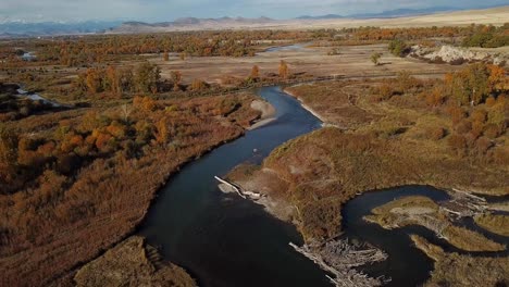 Toma-Aérea-Descendente-Cinematográfica-Del-Río-Gallatin,-Montana