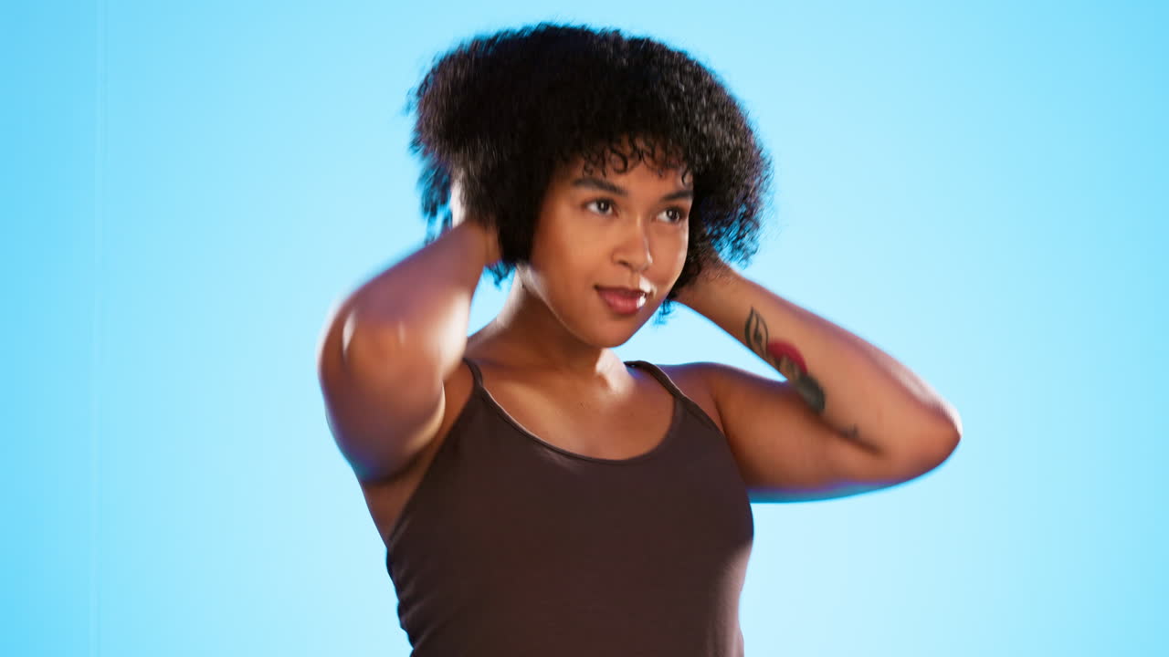 mujer, bailando y feliz con el cabello afro