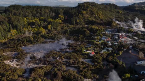 hermosa imagen aérea de la aldea maorí de lunwarewa y el valle geotérmico de te puia, rotorua, nueva zelanda