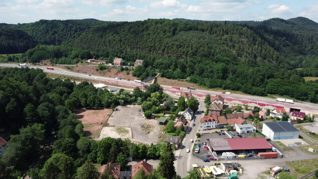 Widok z lotu ptaka na autostradę przebiegającą przez dolinę
