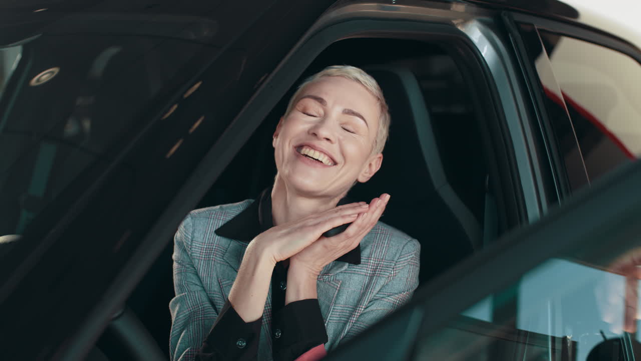 mujer feliz recibiendo las llaves del coche