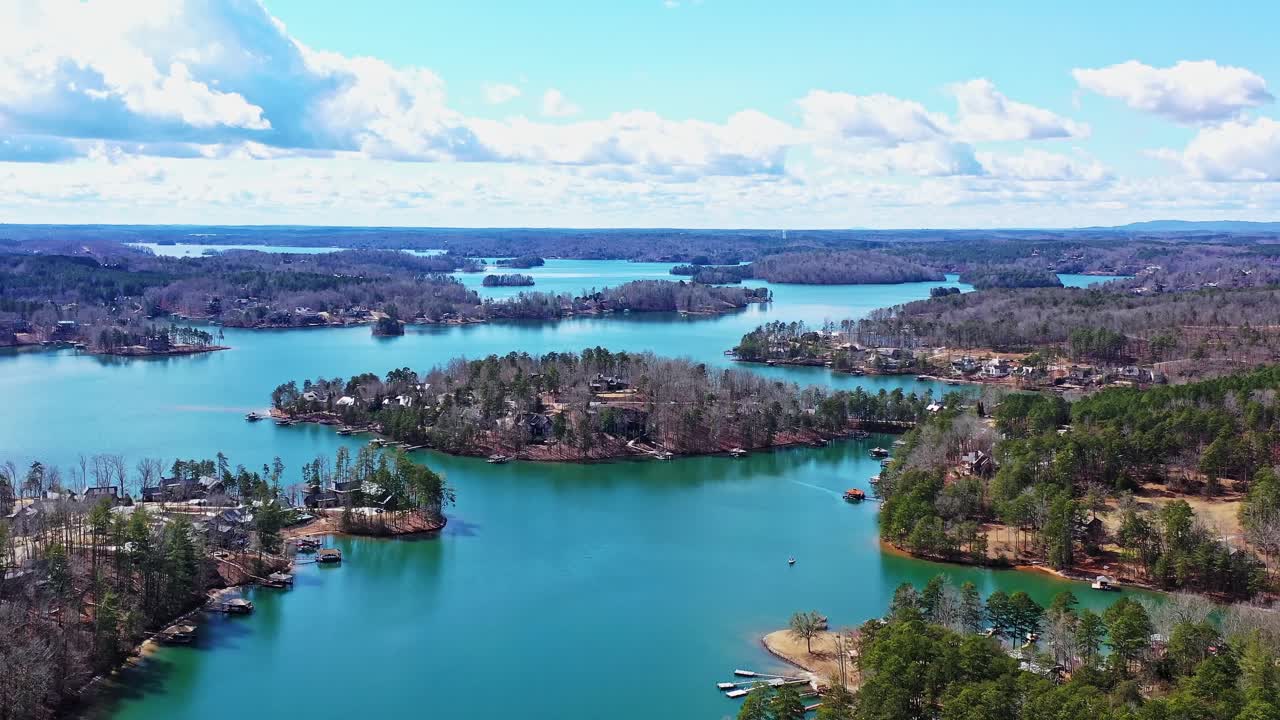 키위 호수, 세네카, sc에서 푸른 푸른 물을 보여주는 공중 사진.