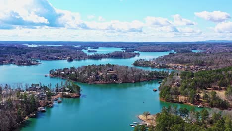 una vista aérea que muestra el agua azul turquesa en el lago kiwi, seneca, sc.