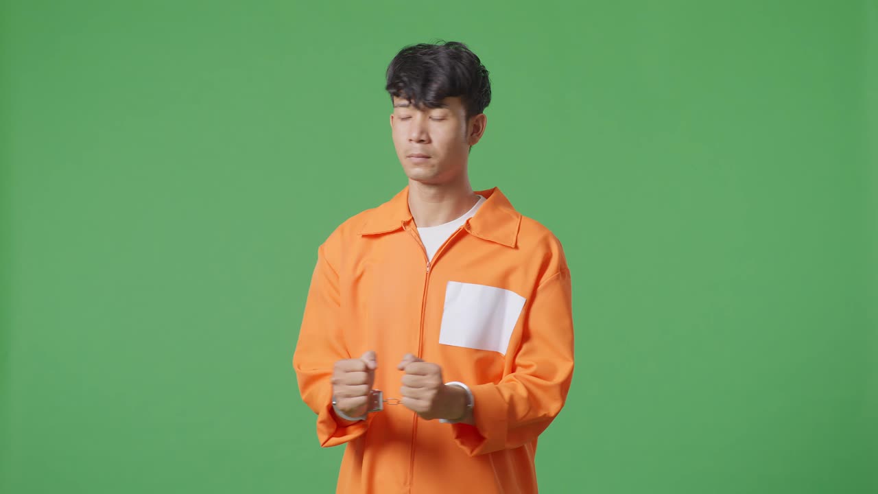 오렌지색 스웨터를 입은 남자, 수갑 - 프로필과 뒷면