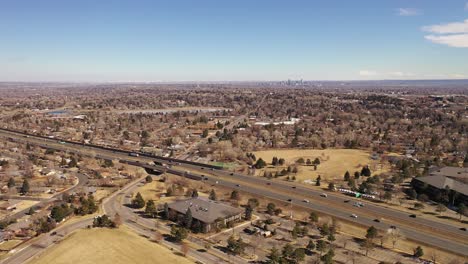 Ein-Schwenk-Entlang-Der-I-70,-Der-Denver-Am-Horizont-Einfängt